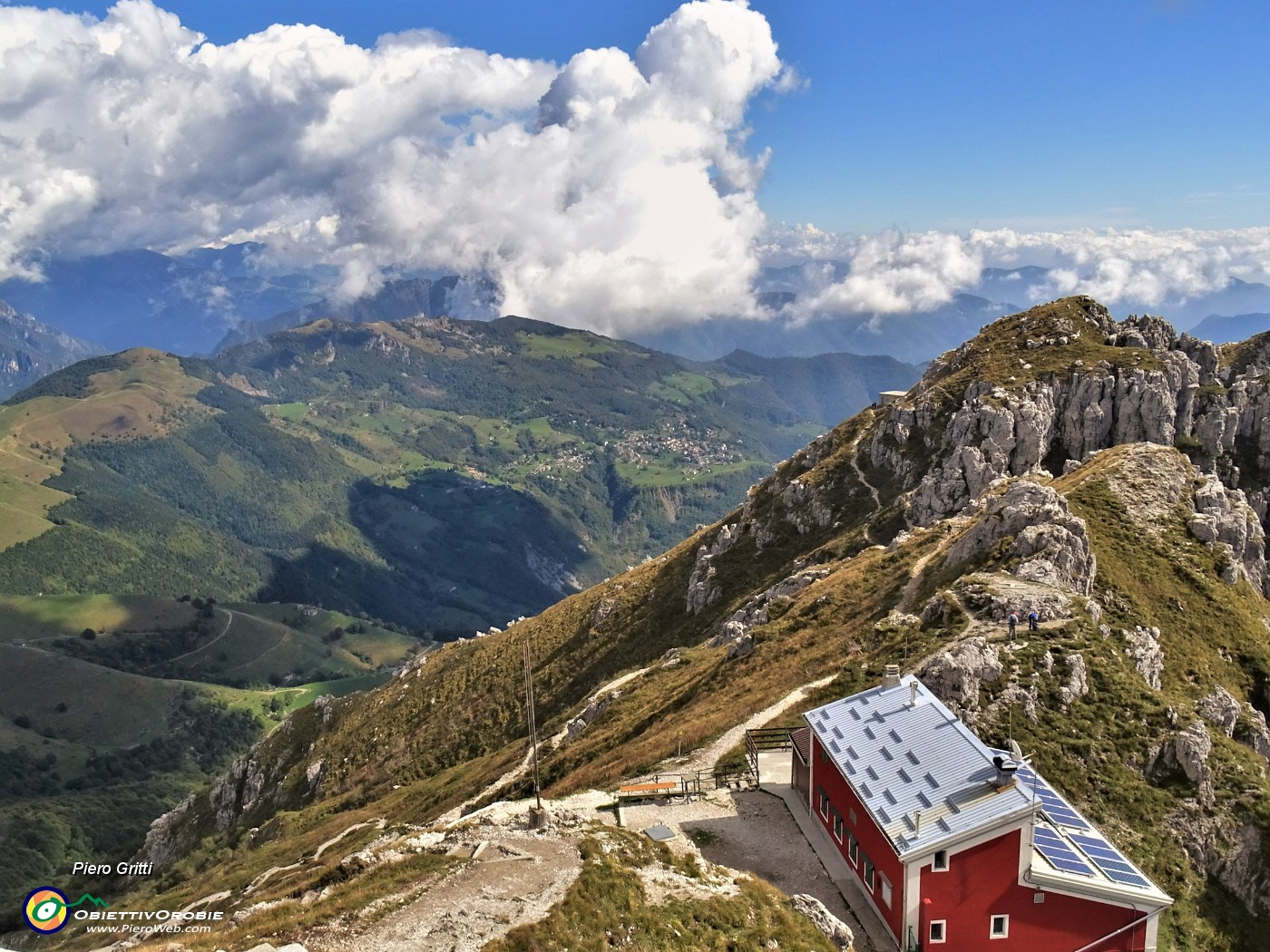 44 Rif. Azzoni (1860 m) con visita da sx su Costa del Palio , Zuc de Valmana. I Canti, Tre Faggi e Fuipiano Imagna  .JPG